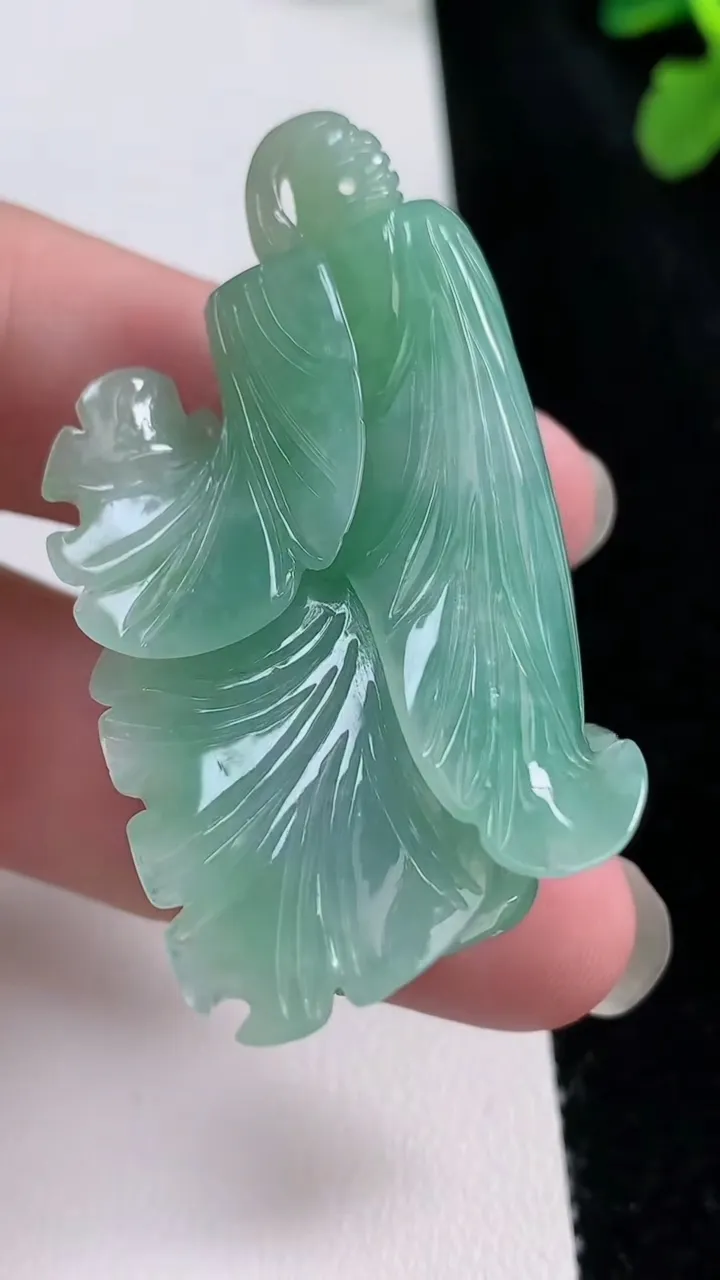 天然A货翡翠白菜吊坠，尺寸51.8-28-20.3，重量:33.63g
8月22日