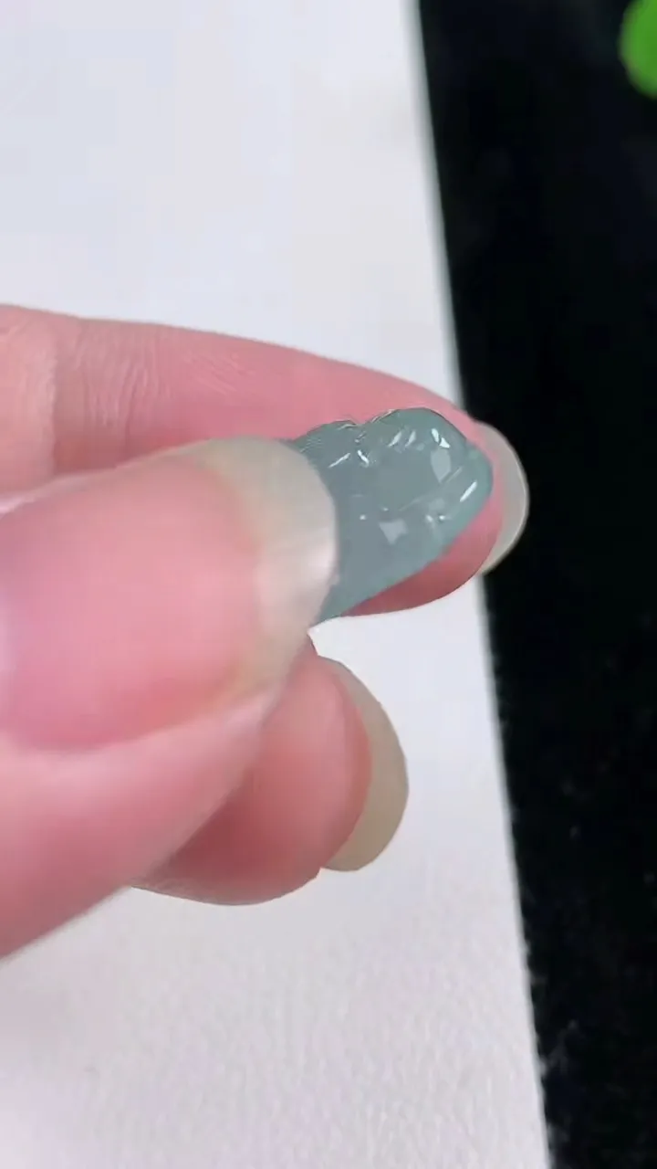 天然A货翡翠布袋佛吊坠，尺寸35.5-18-5.7，重量:6.55g
8月22日
