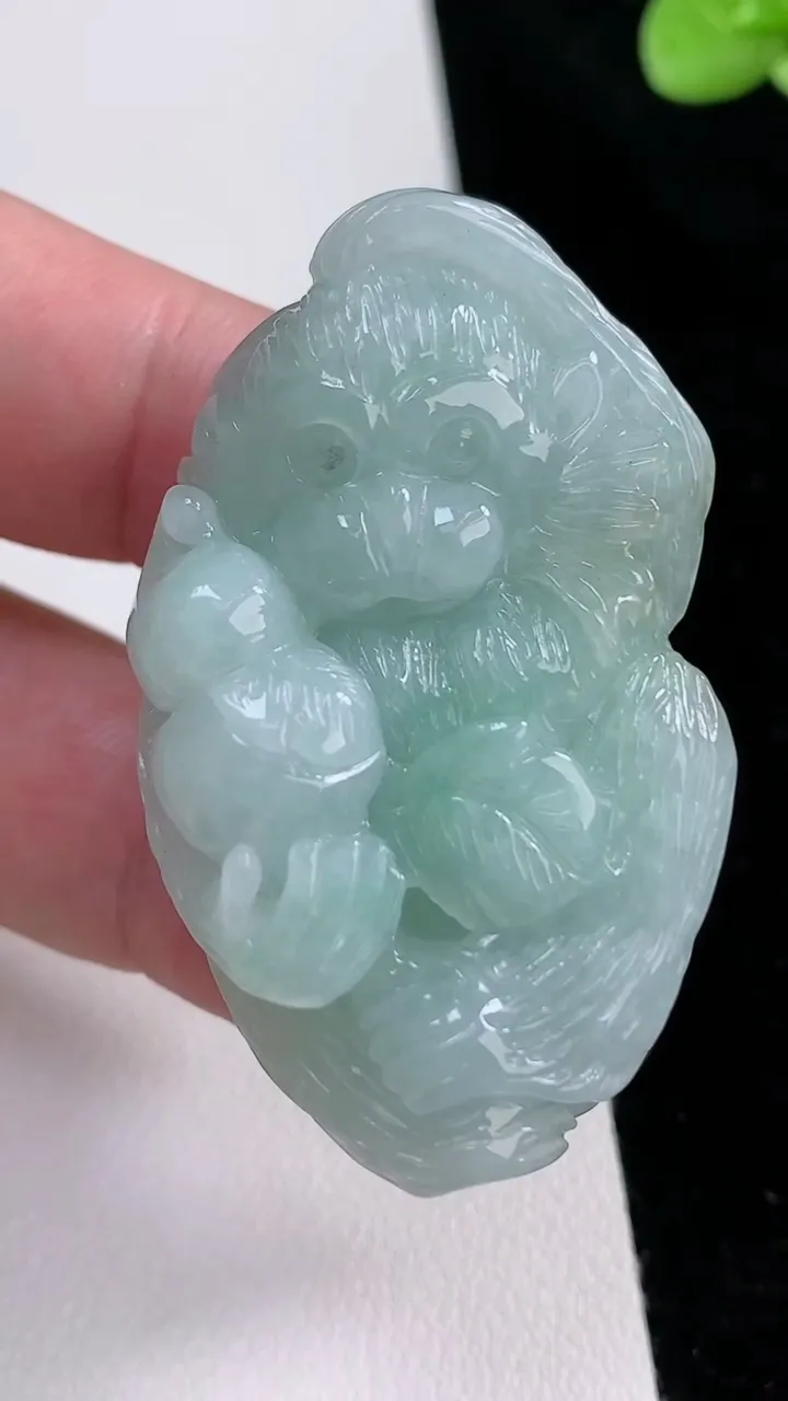 天然A货翡翠生肖猴吊坠，尺寸47.4-58.7-17.7，重量:35.28g
8月22日