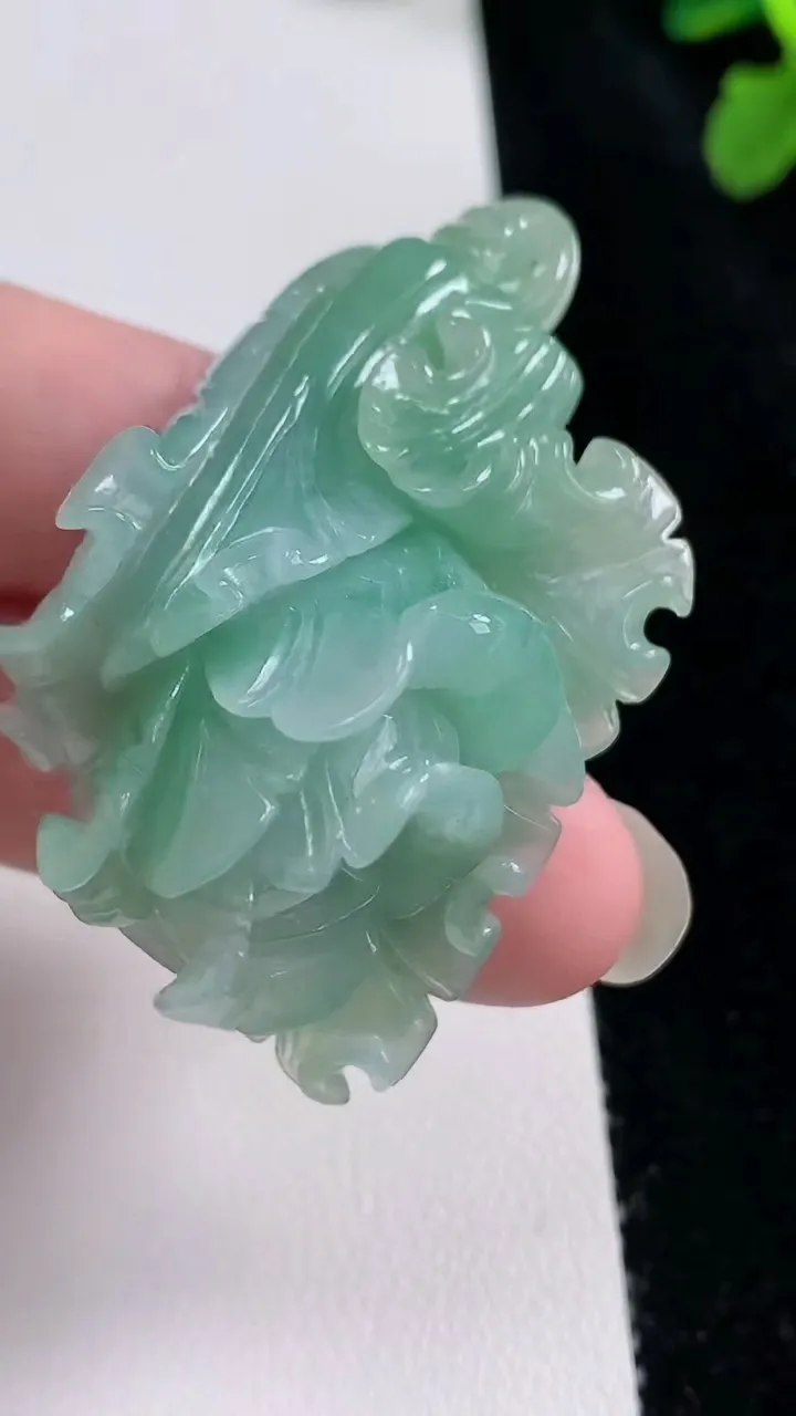 天然A货翡翠白菜吊坠，尺寸51.8-28-20.3，重量:33.63g
8月22日