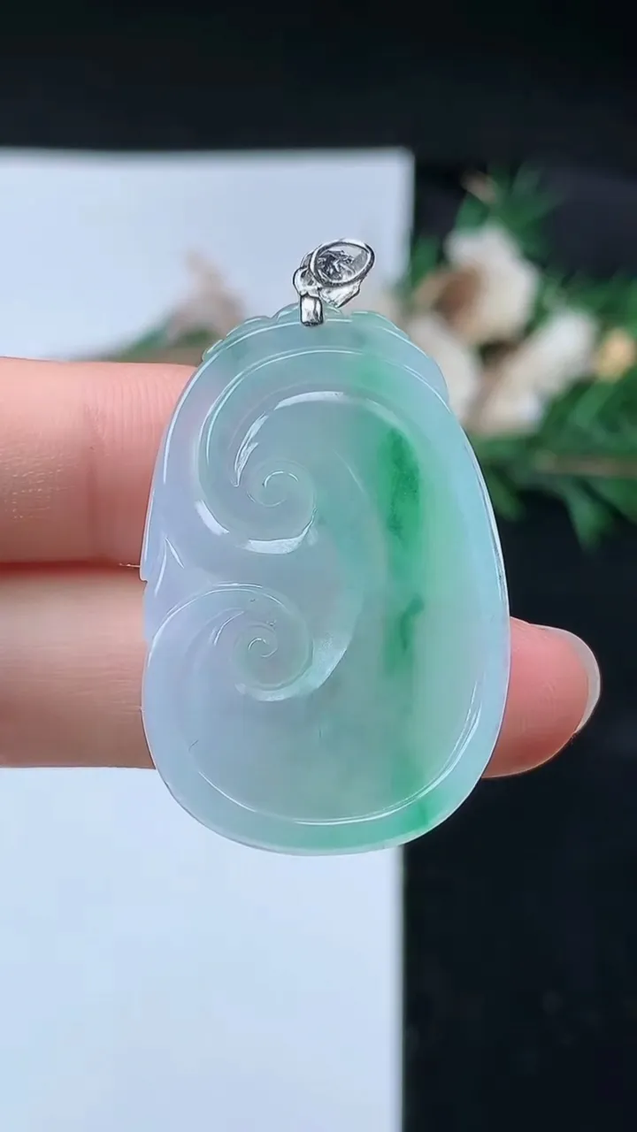 天然A货翡翠如意吊坠，尺寸36-23.7-3.9，重量:7.16g
8月22日
