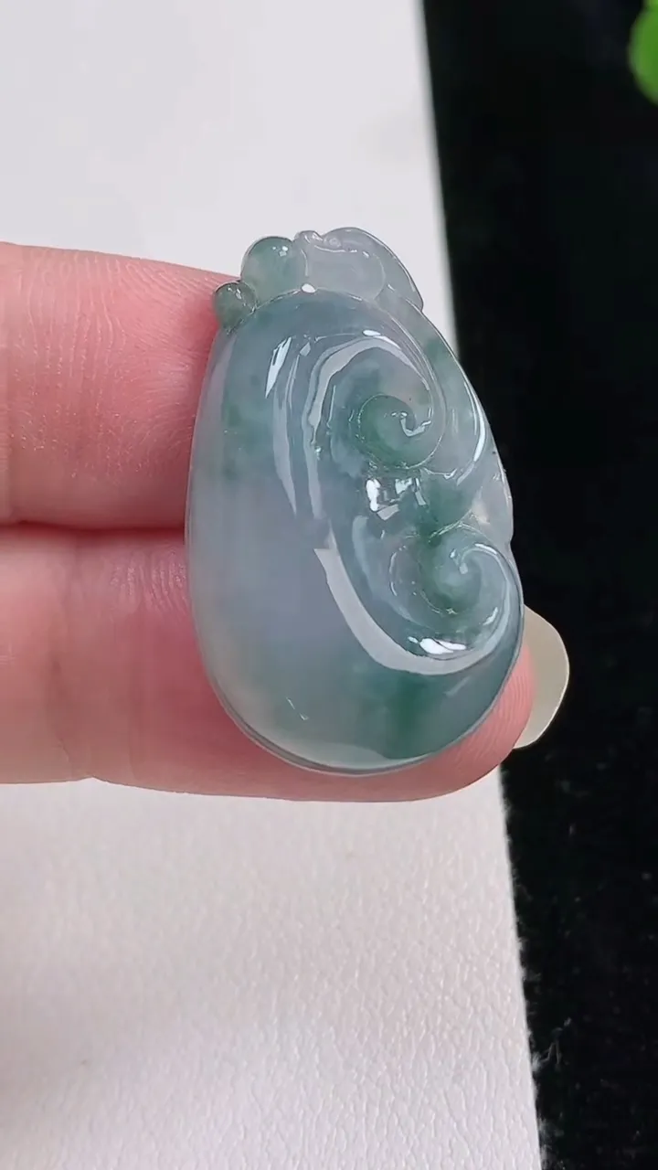 天然A货翡翠飘花如意吊坠，尺寸31.5-19.5-6.3，重量:6.49g
8月22日