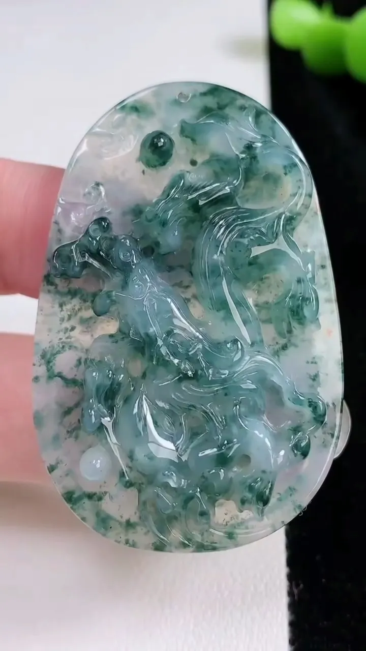 天然A货翡翠飘花龙牌吊坠，尺寸54.7-36.2-6.2，重量:19.35g
8月22日