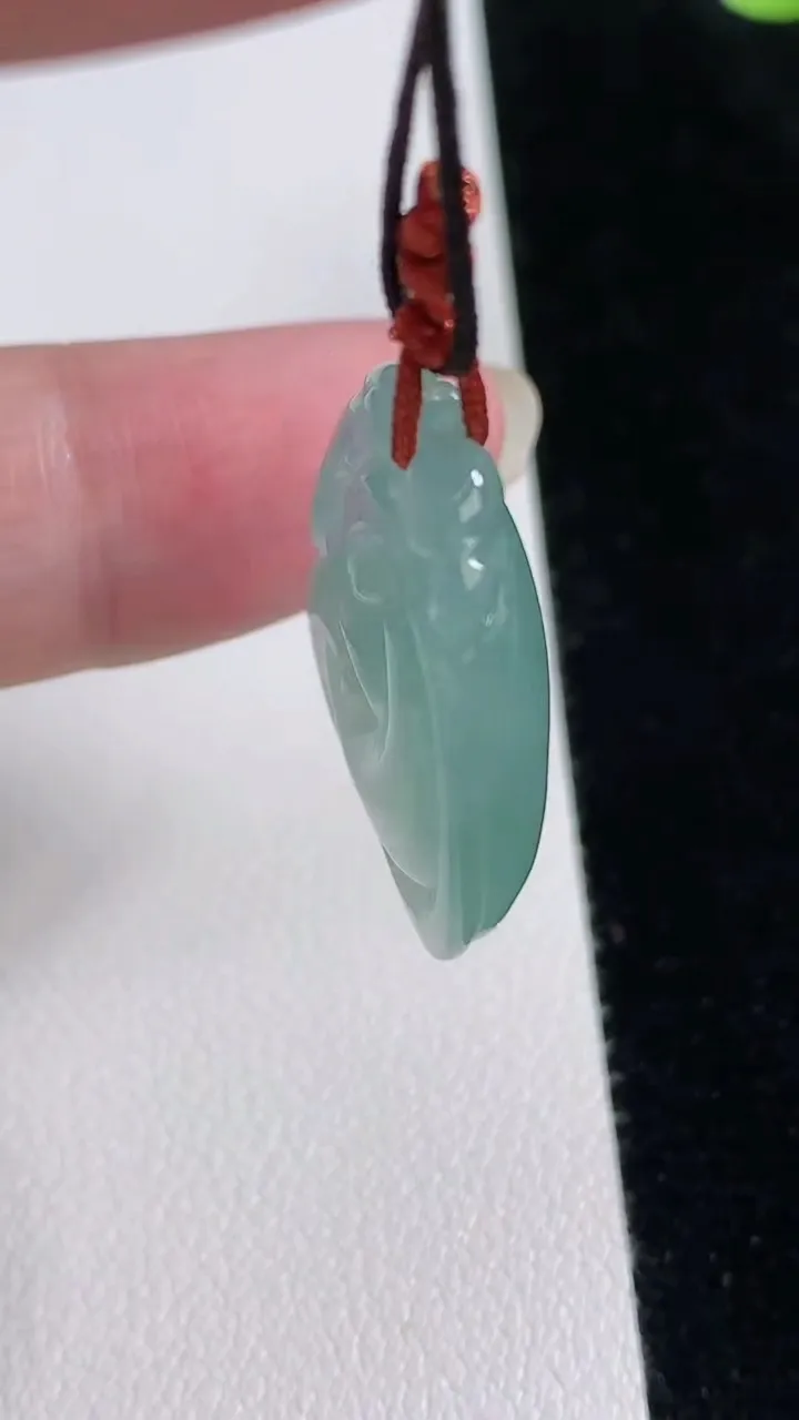 天然A货翡翠如意吊坠，尺寸27.2-20.5-5.8，重量:5.97g
8月22日