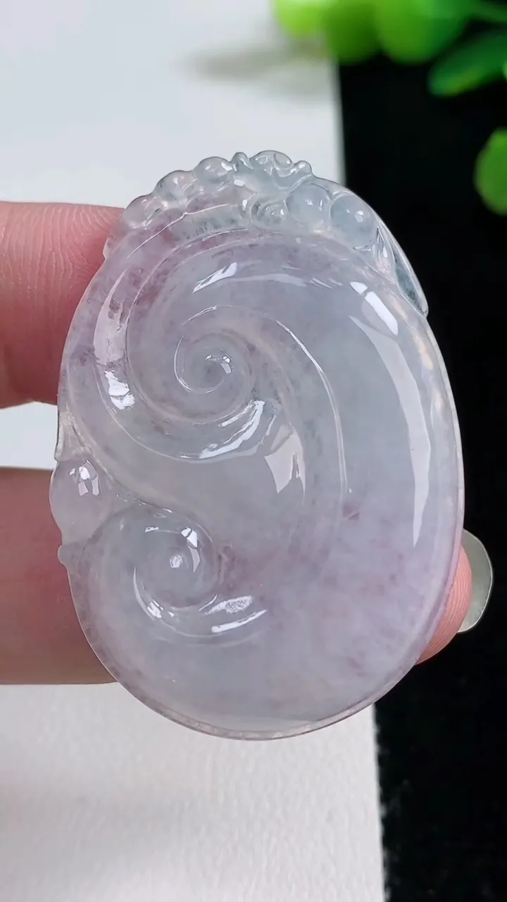 天然A货翡翠如意吊坠，尺寸46-32.5-4.5，重量:12.40g
8月22日