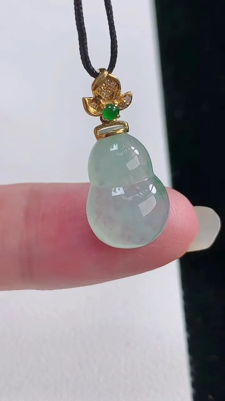 天然A货翡翠葫芦吊坠，尺寸16.3-11-4.6，重:1.88g
8月22日