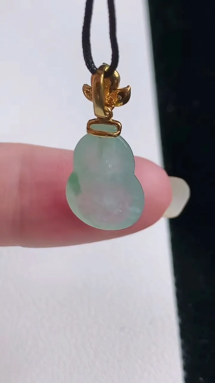 天然A货翡翠葫芦吊坠，尺寸16.3-11-4.6，重:1.88g
8月22日