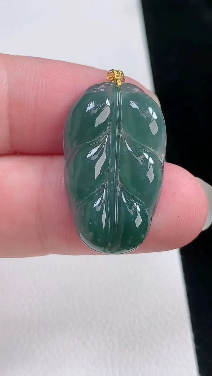 天然A货翡翠k金蓝水金枝玉叶 叶子吊坠，尺寸32.2-16.8-3.8，重:3.40g
8月22日