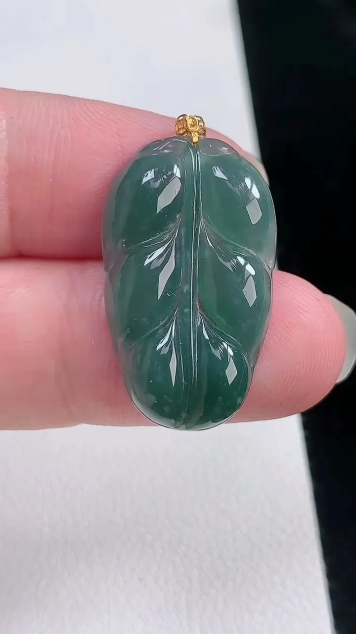 天然A货翡翠k金蓝水金枝玉叶 叶子吊坠，尺寸32.2-16.8-3.8，重:3.40g
8月22日