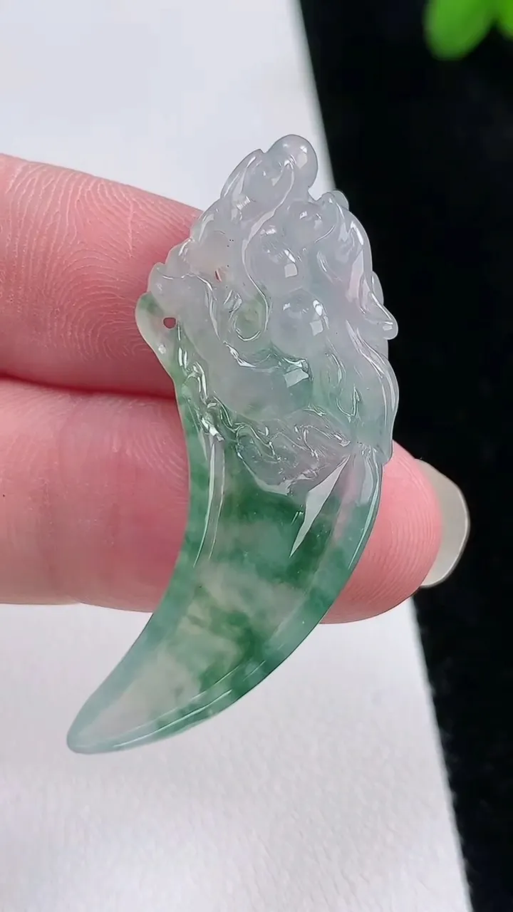 天然A货翡翠飘花龙牙吊坠，尺寸44-16.5-5.9，重:9.50g
8月22日