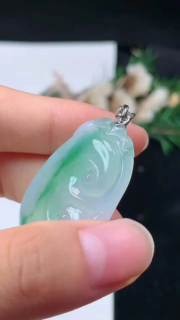 天然A货翡翠如意吊坠，尺寸36-23.7-3.9，重量:7.16g
8月22日