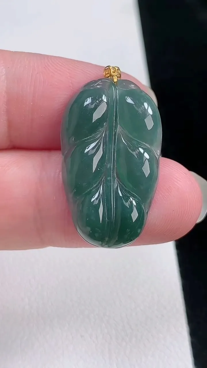 天然A货翡翠k金蓝水金枝玉叶 叶子吊坠，尺寸32.2-16.8-3.8，重:3.40g
8月22日