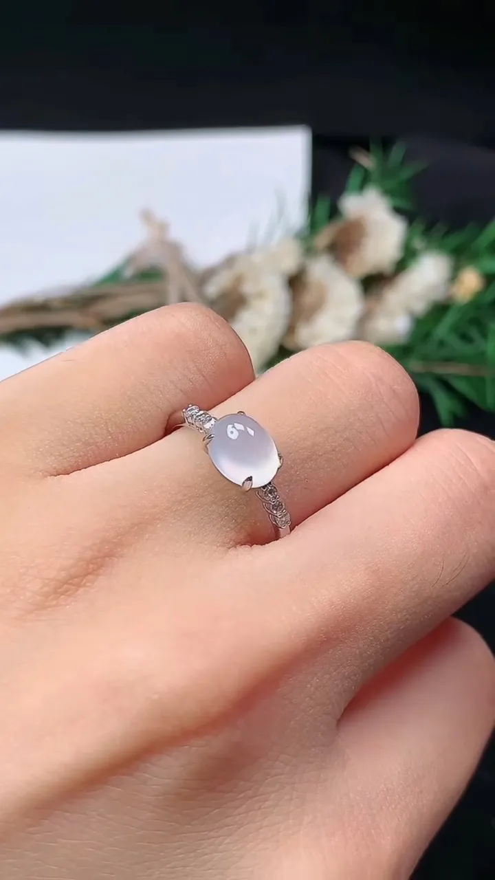天然A货翡翠白冰蛋面戒指，尺寸17-6.3-8.2，重量:1.62g2025年8月22日
工厂直销收藏佳品,种好水足，色泽均匀，有种有色，上手高大气！
