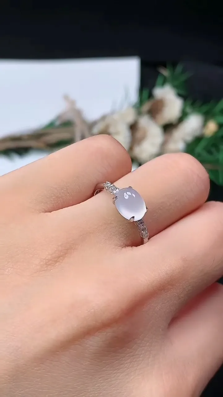 天然A货翡翠白冰蛋面戒指，尺寸17-6.3-8.2，重量:1.62g2025年8月22日
工厂直销收藏佳品,种好水足，色泽均匀，有种有色，上手高大气！