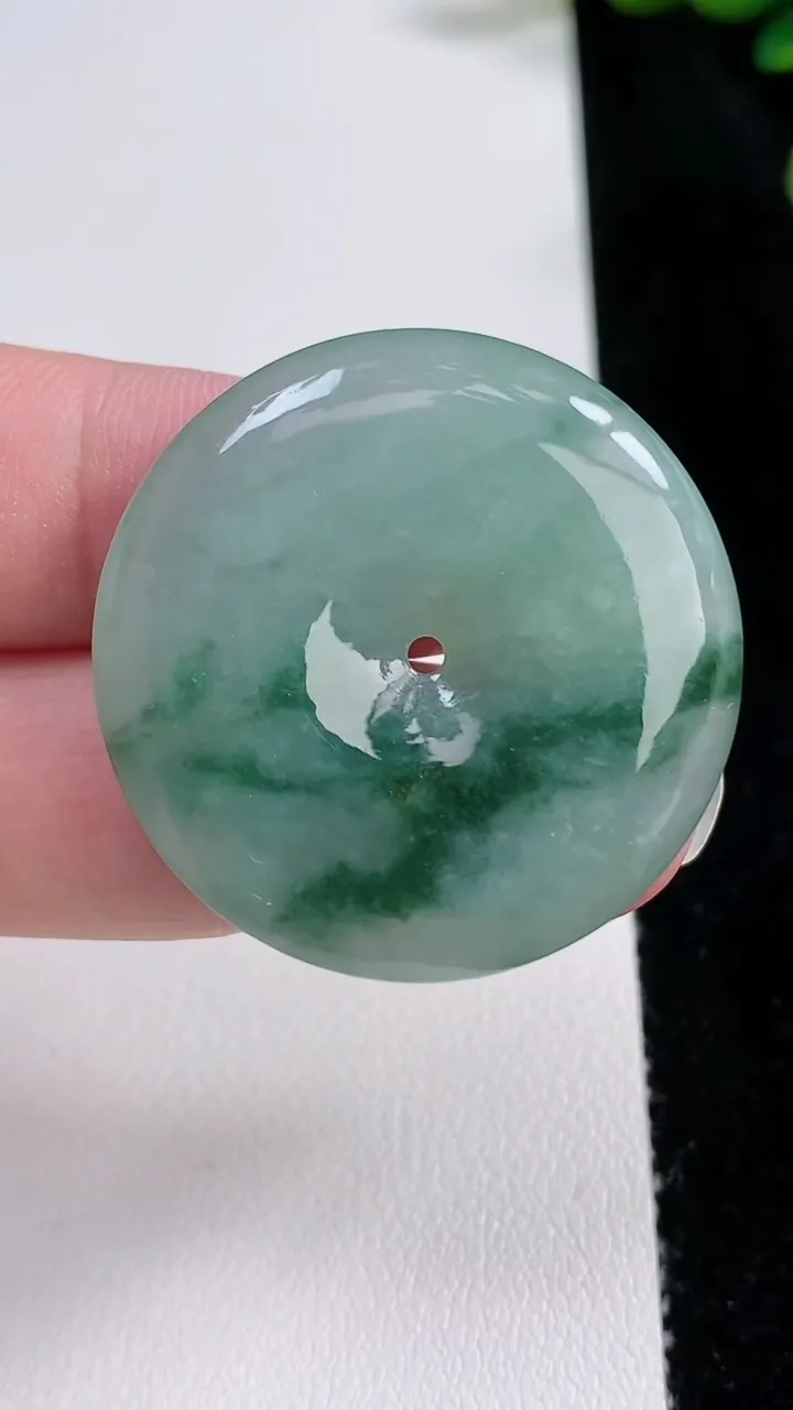 天然A货翡翠飘花平安扣吊坠，尺寸35-5.4，重量:14.27g
8月22日