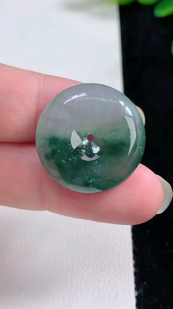 天然A货翡翠飘花平安扣吊坠，尺寸24.2-5.8，重量:6.95g
8月22日