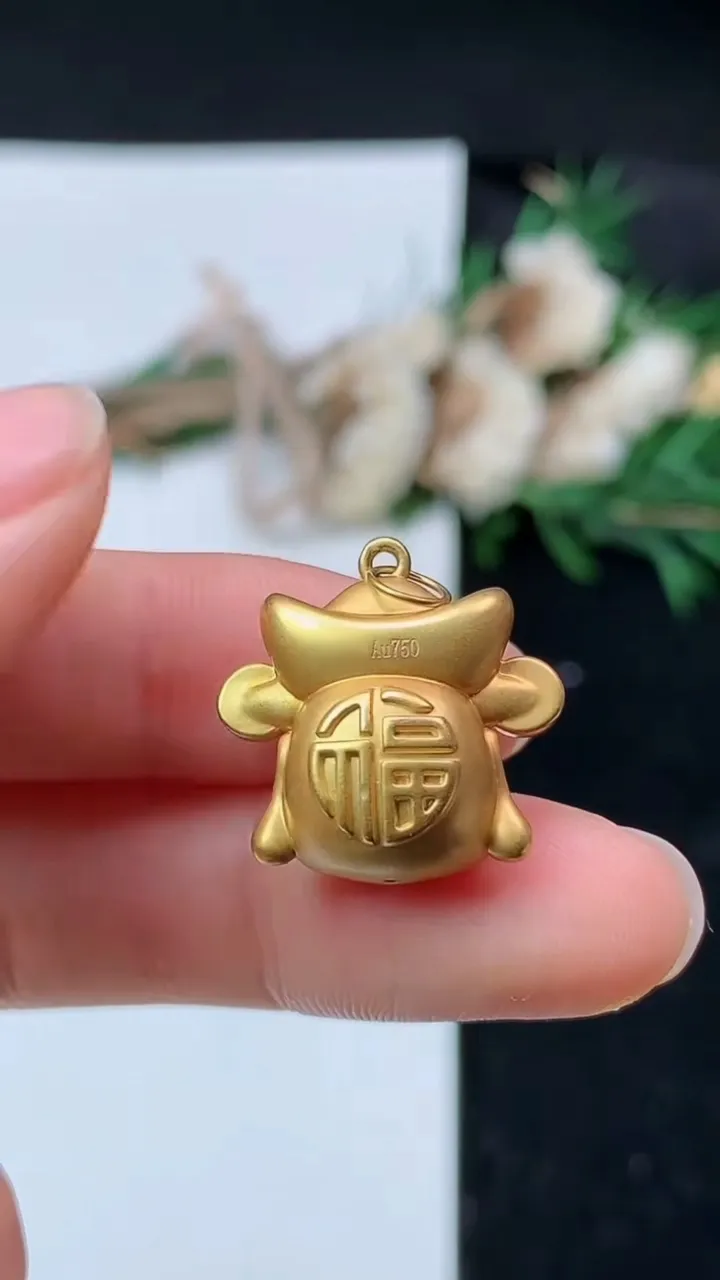 天然A货翡翠蛋面 财神爷吊坠，尺寸19-19.4-10.9，裸石5，重量:0.96g
8月22日