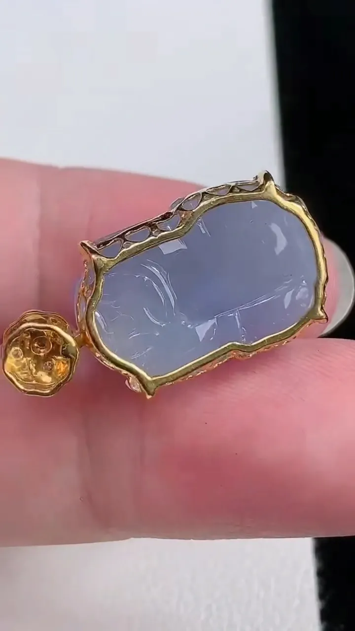 天然A货翡翠18k金紫罗兰貔貅吊坠，尺寸26.3-20.2-13.5-9.4，重量:4.73g
8月22日
