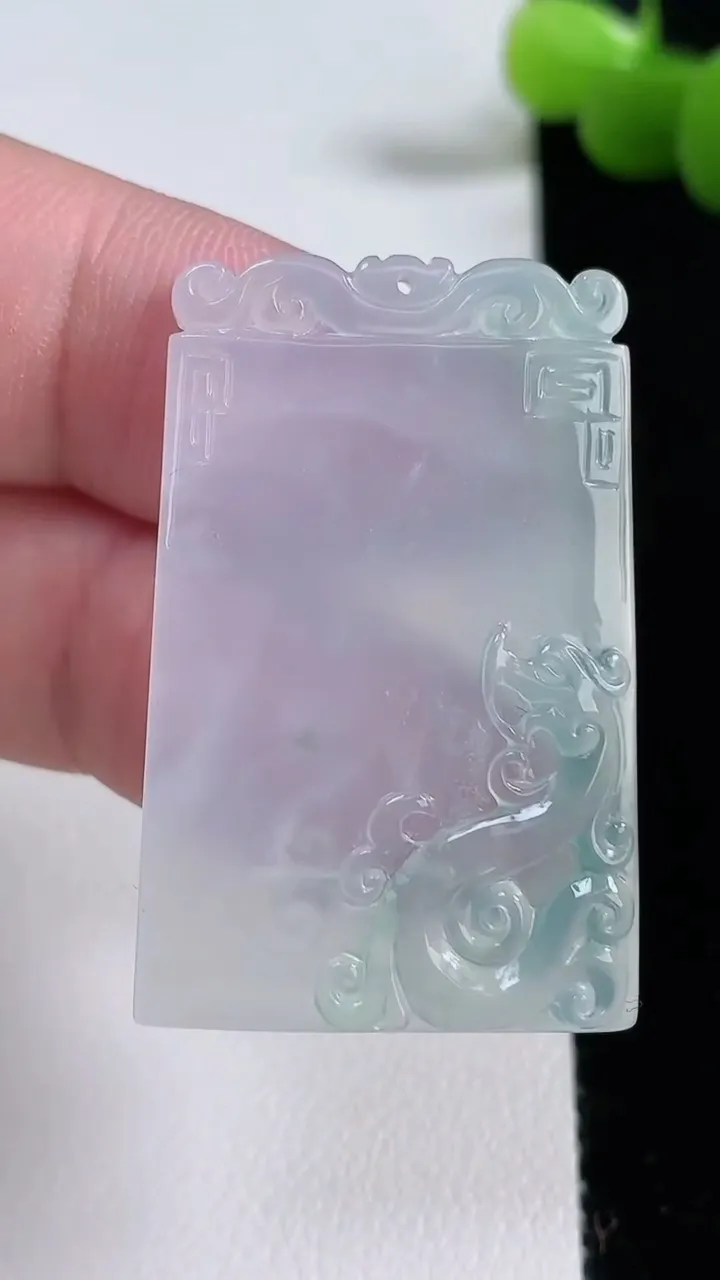 天然A货翡翠复古龙牌吊坠，尺寸38-24.8-3.8，重量:8.48g
8月22日