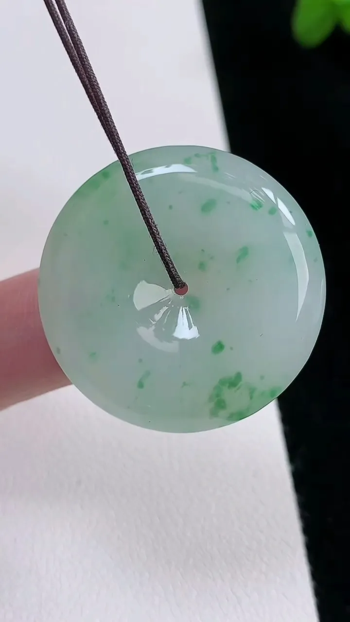 天然A货翡翠平安扣吊坠，尺寸30.5-6.3，重:12.27g
8月22日