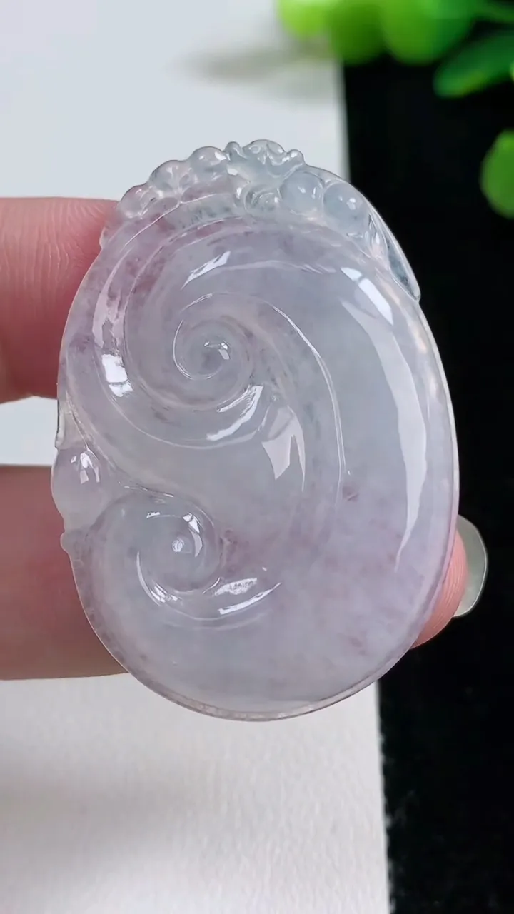 天然A货翡翠如意吊坠，尺寸46-32.5-4.5，重量:12.40g
8月22日