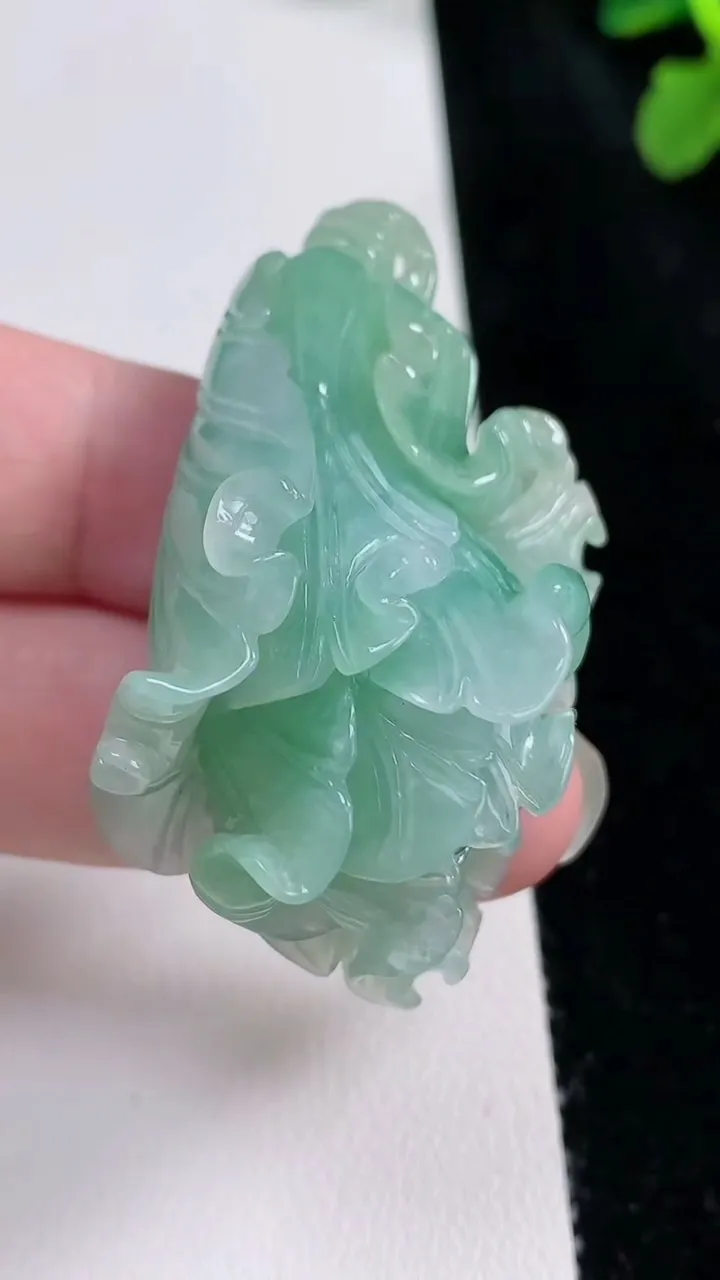 天然A货翡翠白菜吊坠，尺寸51.8-28-20.3，重量:33.63g
8月22日