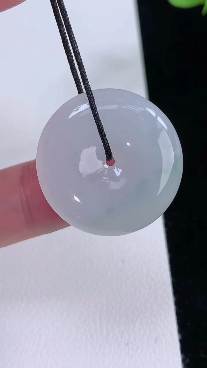 天然A货翡翠平安扣吊坠，尺寸25.8-5，重量:7.52g
8月23日