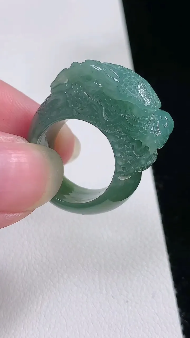 天然A货翡翠蓝水祥龙指环扳指，尺寸16.4-25-10.4，重:11.80g2025年8月23日
工厂直销收藏佳品,种好水足，色泽均匀，有种有色，上手高大气！