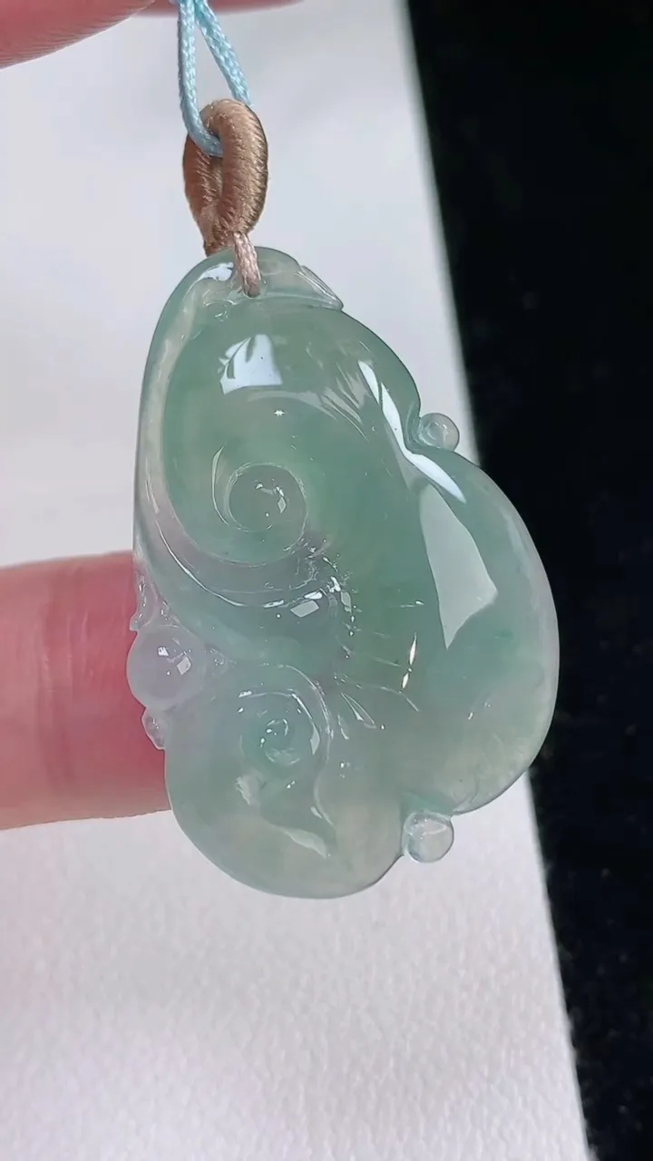 天然A货翡翠如意吊坠，尺寸33.6-22.6-5.3，重量:6.16g
8月23日