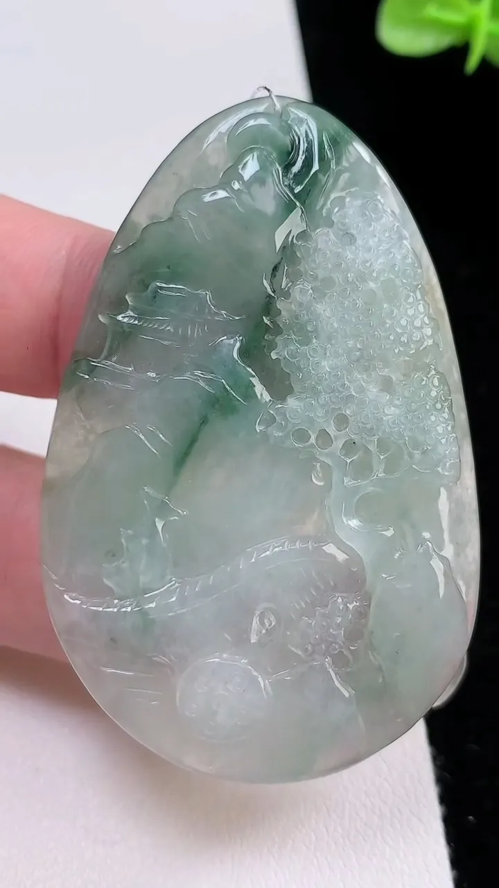 天然A货翡翠飘花山水牌吊坠，尺寸60-38.6-5.7，重:24.70g
8月23日