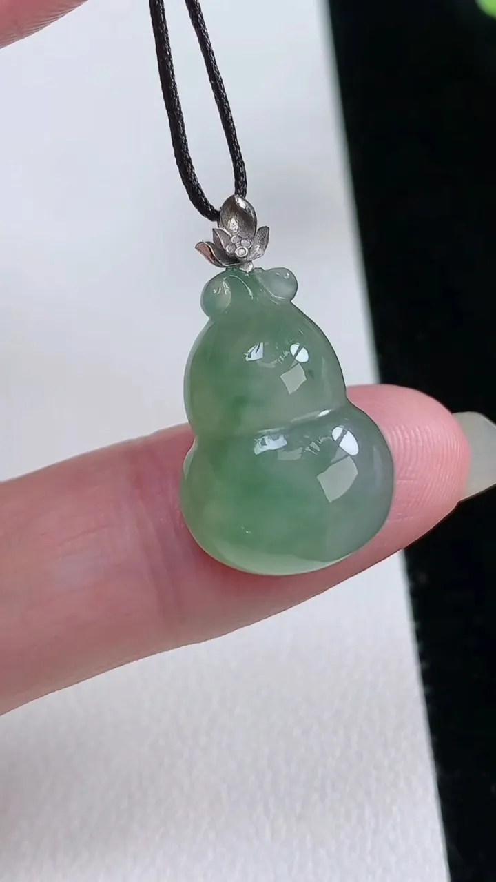 天然A货翡翠葫芦吊坠，尺寸19.8-14.2-5.8，重量:3.03g
8月23日