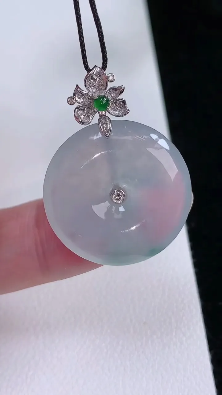天然A货翡翠种飘花平安扣吊坠，尺寸23.2-4.6，重量:5.78g
8月23日