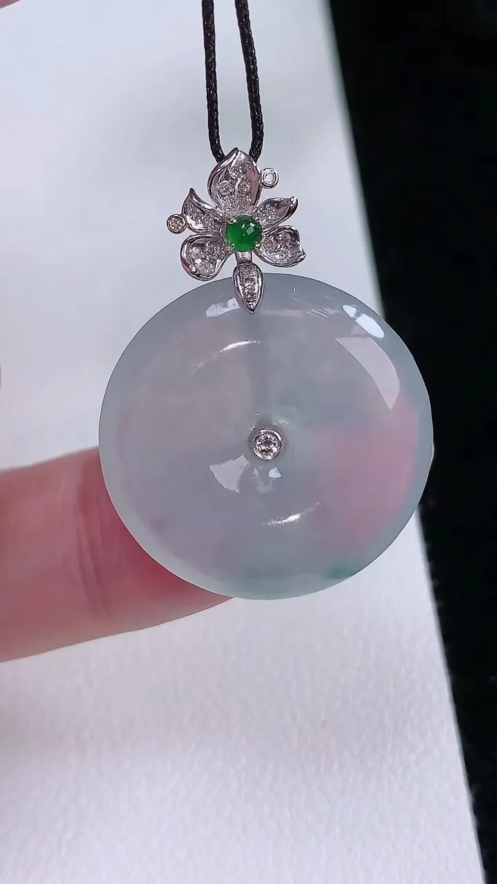 天然A货翡翠种飘花平安扣吊坠，尺寸23.2-4.6，重量:5.78g
8月23日
