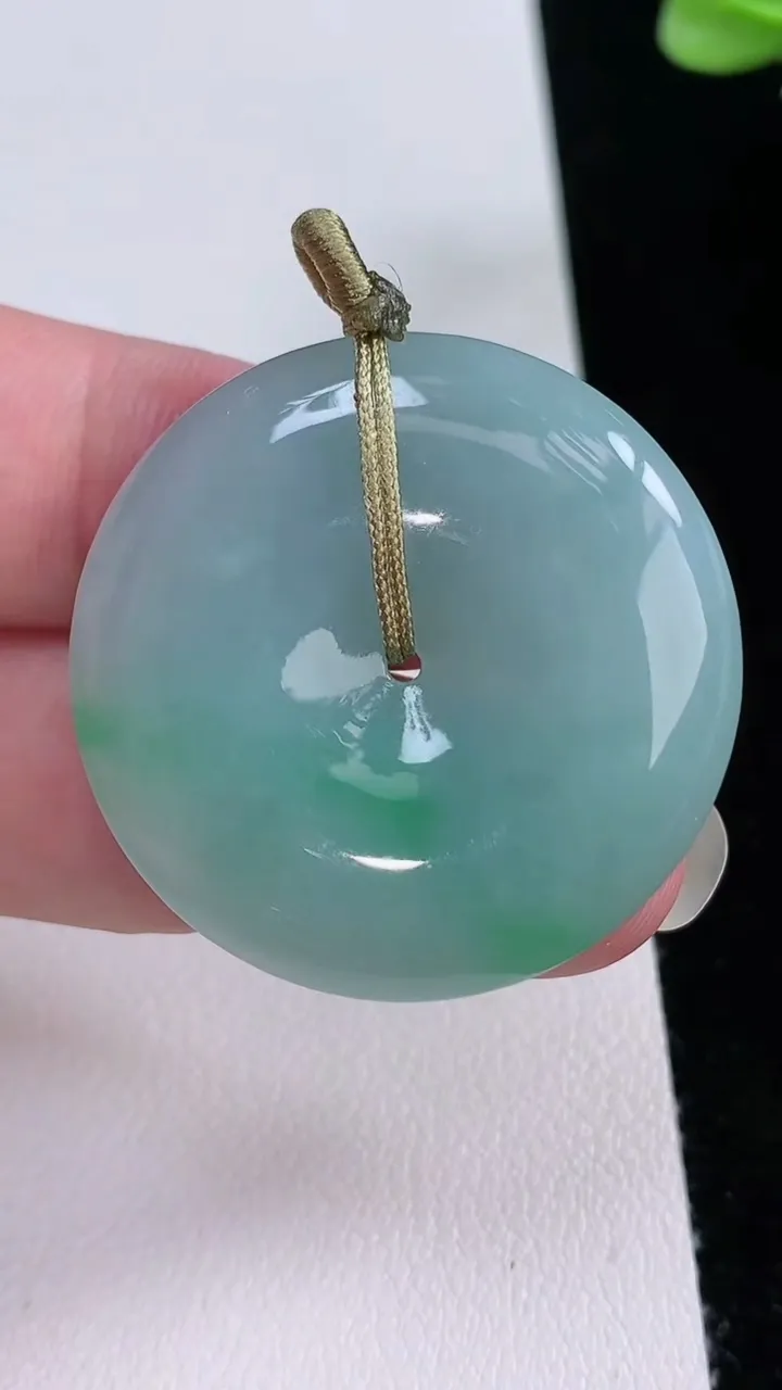 天然A货翡翠平安扣吊坠，尺寸34.6-6.4，重量:16.35g
8月23日