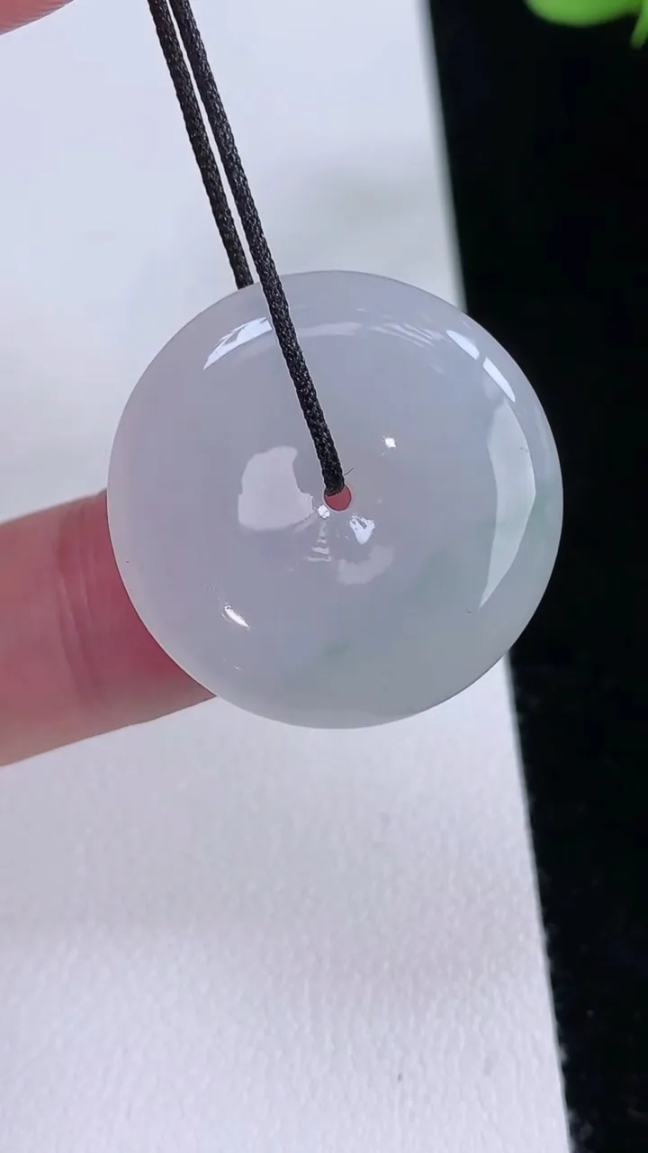 天然A货翡翠平安扣吊坠，尺寸25.8-5，重量:7.52g
8月23日