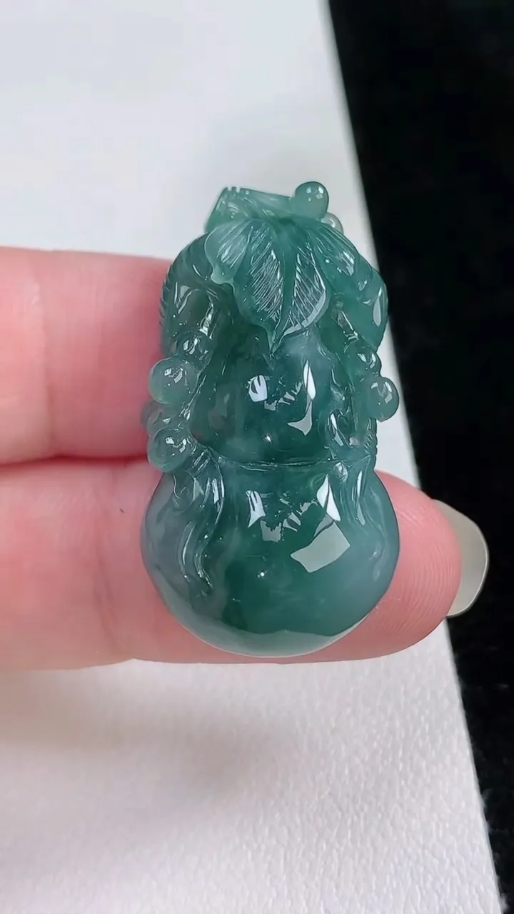 天然A货翡翠葫芦吊坠，尺寸35.6-19-10.8，重量:13.02g
8月23日