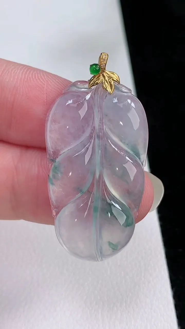 天然A货翡翠种飘花金枝玉叶 叶子吊坠，尺寸34.5-20-3.7，重量:5.03g
8月23日