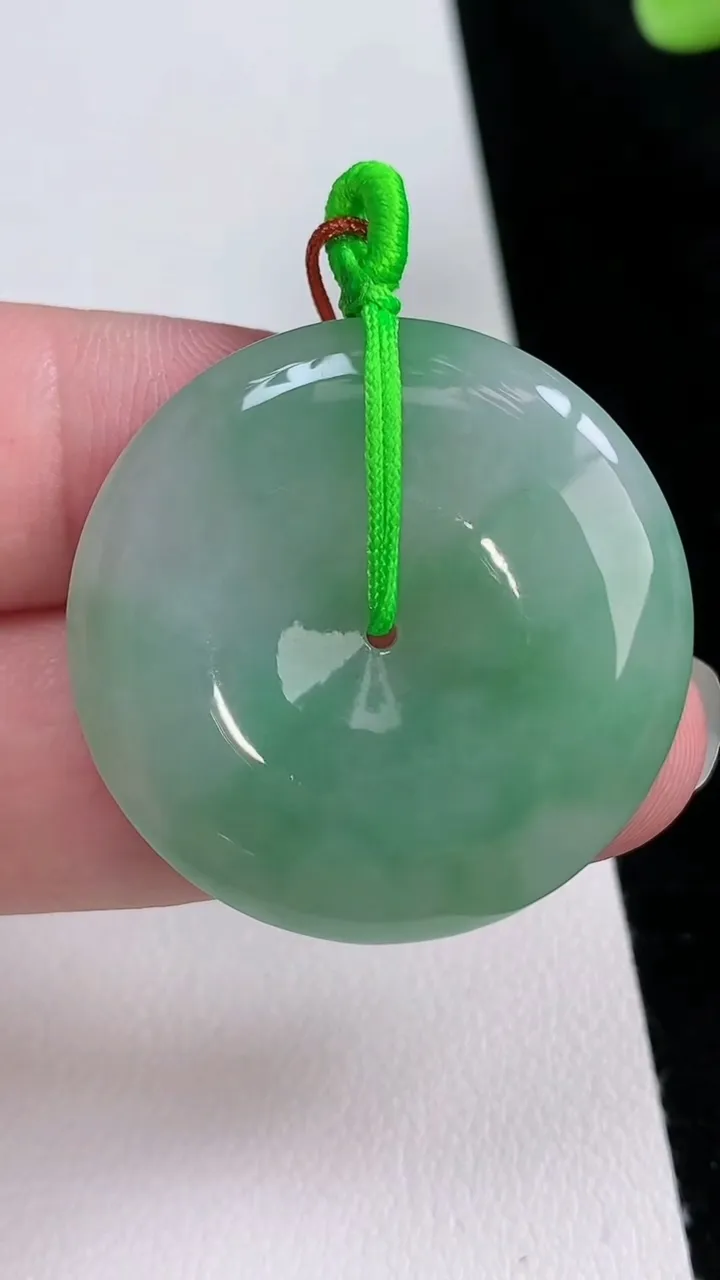 天然A货翡翠平安扣吊坠，尺寸33-5.7，重量:13.23g
8月23日