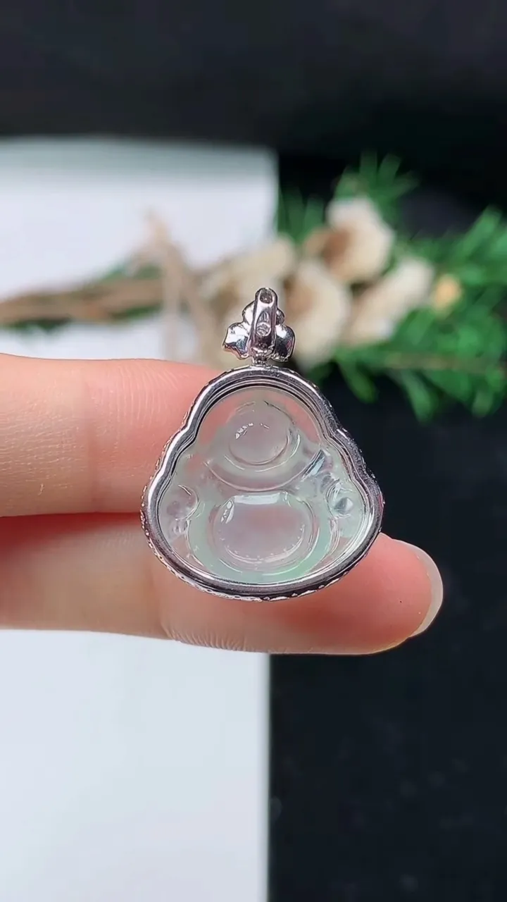 天然A货翡翠白冰佛公吊坠，尺寸26.3-20-8.8，裸石16.9-17.7，重量:3.25g
8月23日