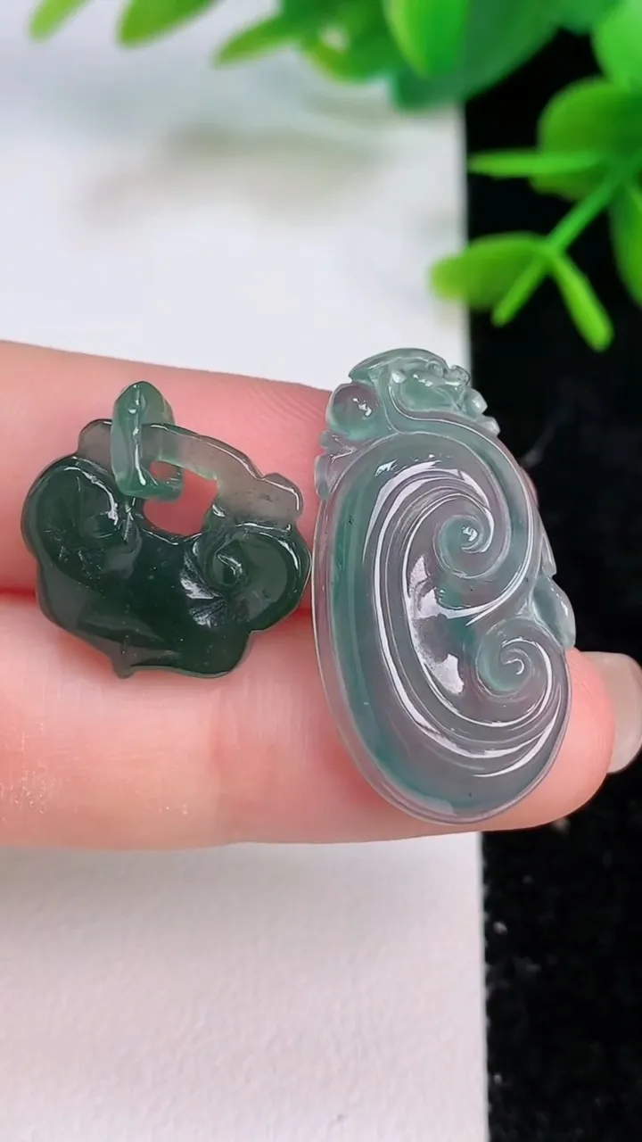 天然A货翡翠如意吊坠一对，尺寸25.8-16-3.3，重量:4.83g
8月23日