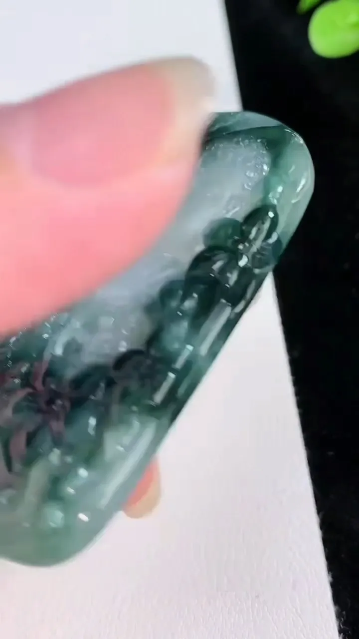 天然A货翡翠飘花佛头吊坠，尺寸63.2-43.8-5.2，重量:31.17g
8月23日