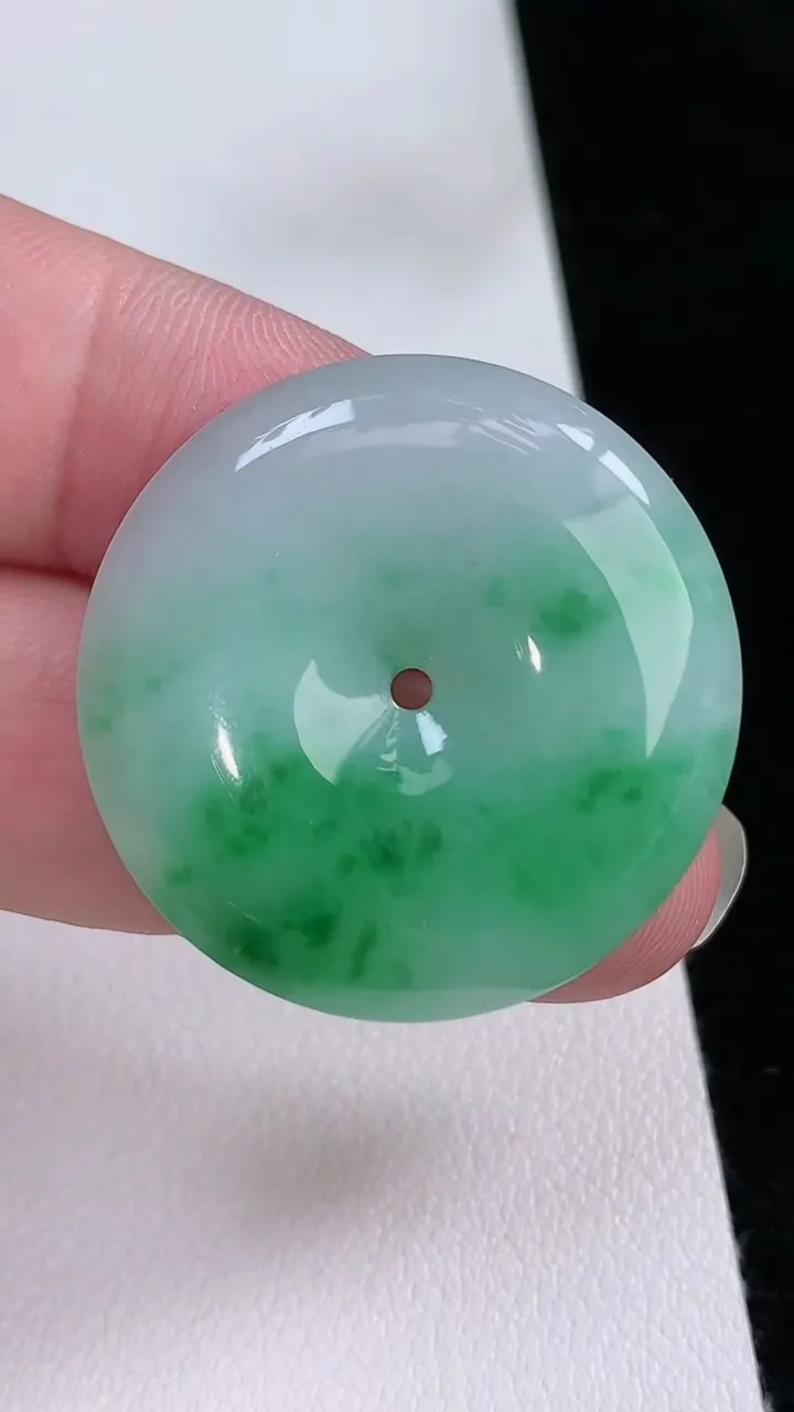 天然A货翡翠平安扣吊坠，尺寸31-5.6，重量:11.29g
8月23日