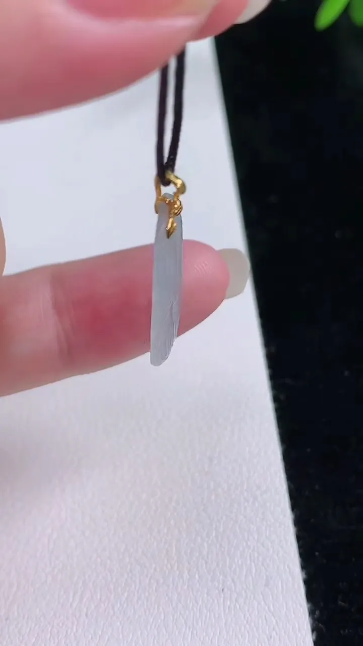 天然A货翡翠种白冰羽毛吊坠，尺寸23.3-12.6-2.2，重量:1.49g
8月23日