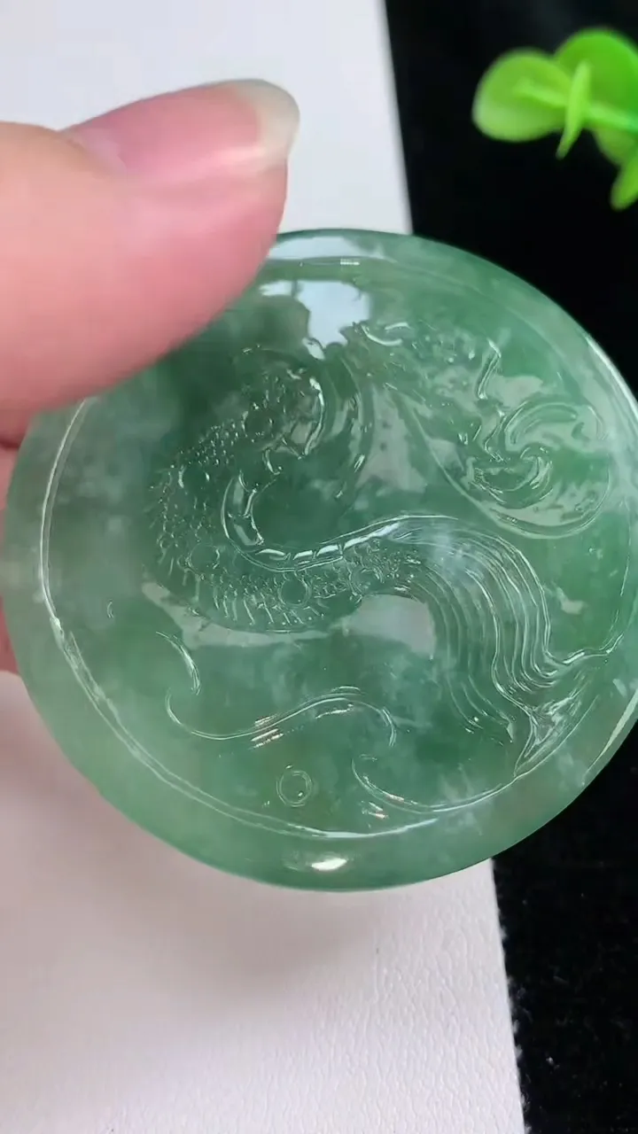 天然A货翡翠龙牌吊坠，尺寸51.4-8.4，重量:28.05g
8月23日