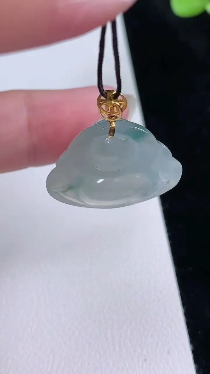 天然A货翡翠种飘花佛公吊坠，尺寸18-24-6.5，重量:4.40g
8月23日