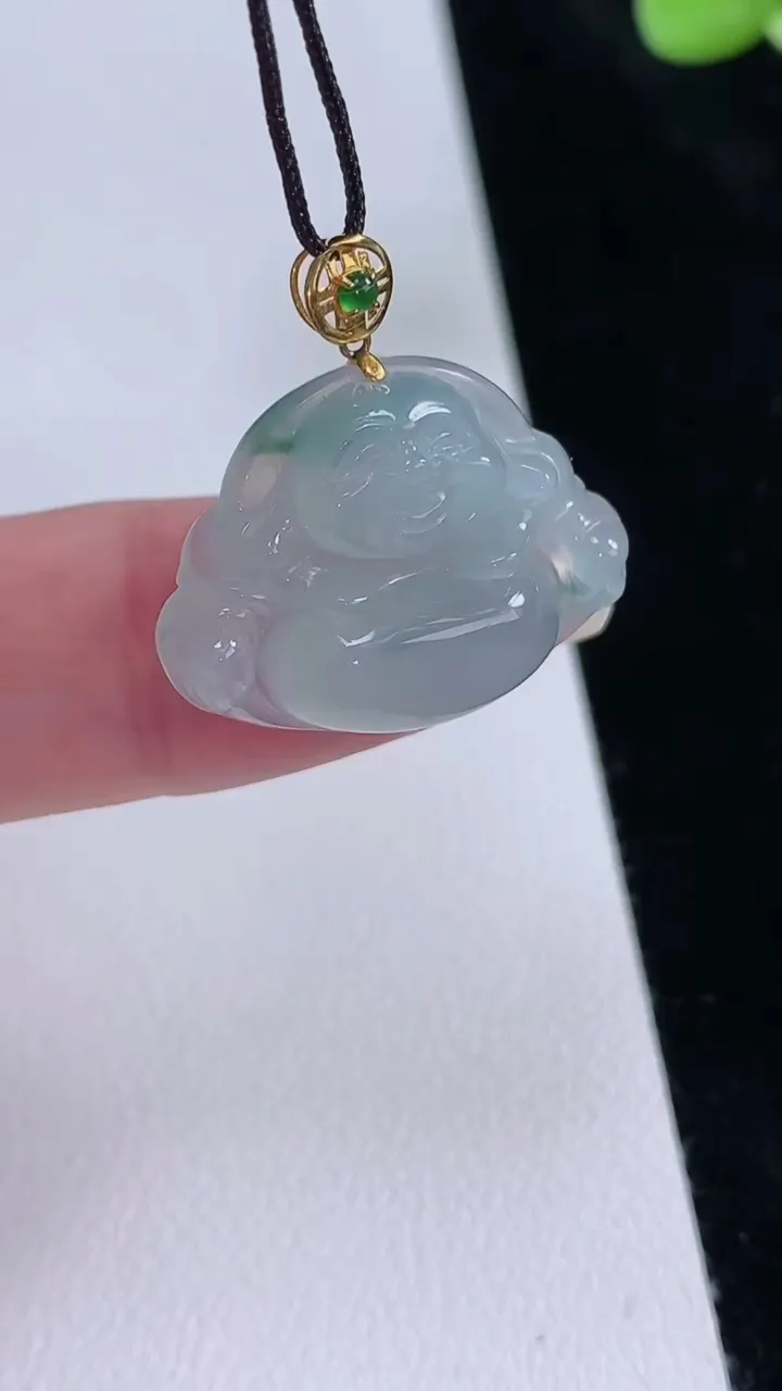 天然A货翡翠种飘花佛公吊坠，尺寸18-24-6.5，重量:4.40g
8月23日