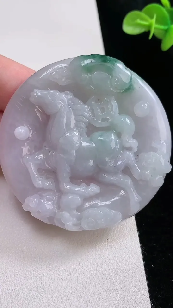 天然A货翡翠飘花生肖马牌吊坠，尺寸58-8.4，重:51.31g
8月23日