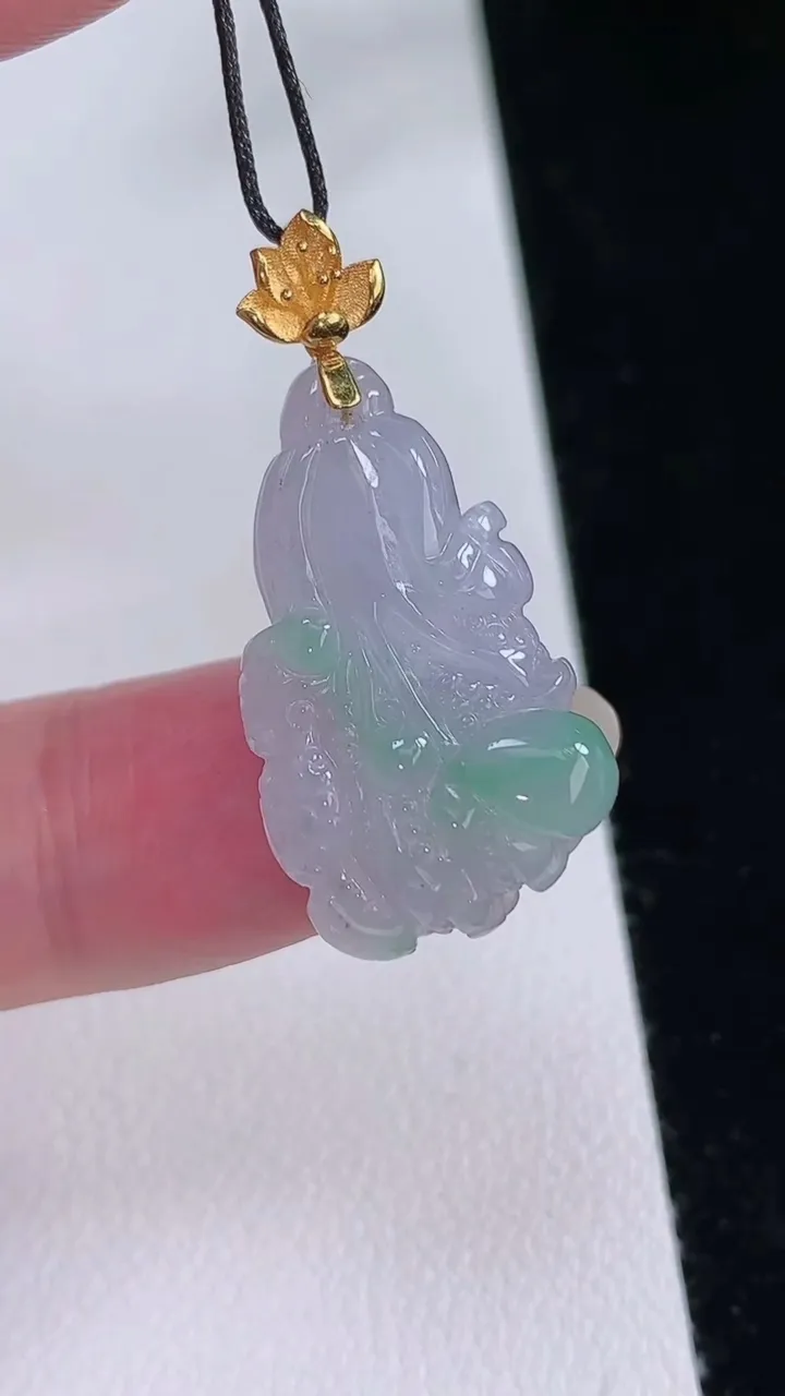 天然A货翡翠白菜吊坠，尺寸26.6-15.2-8，重量:4.62g
8月23日