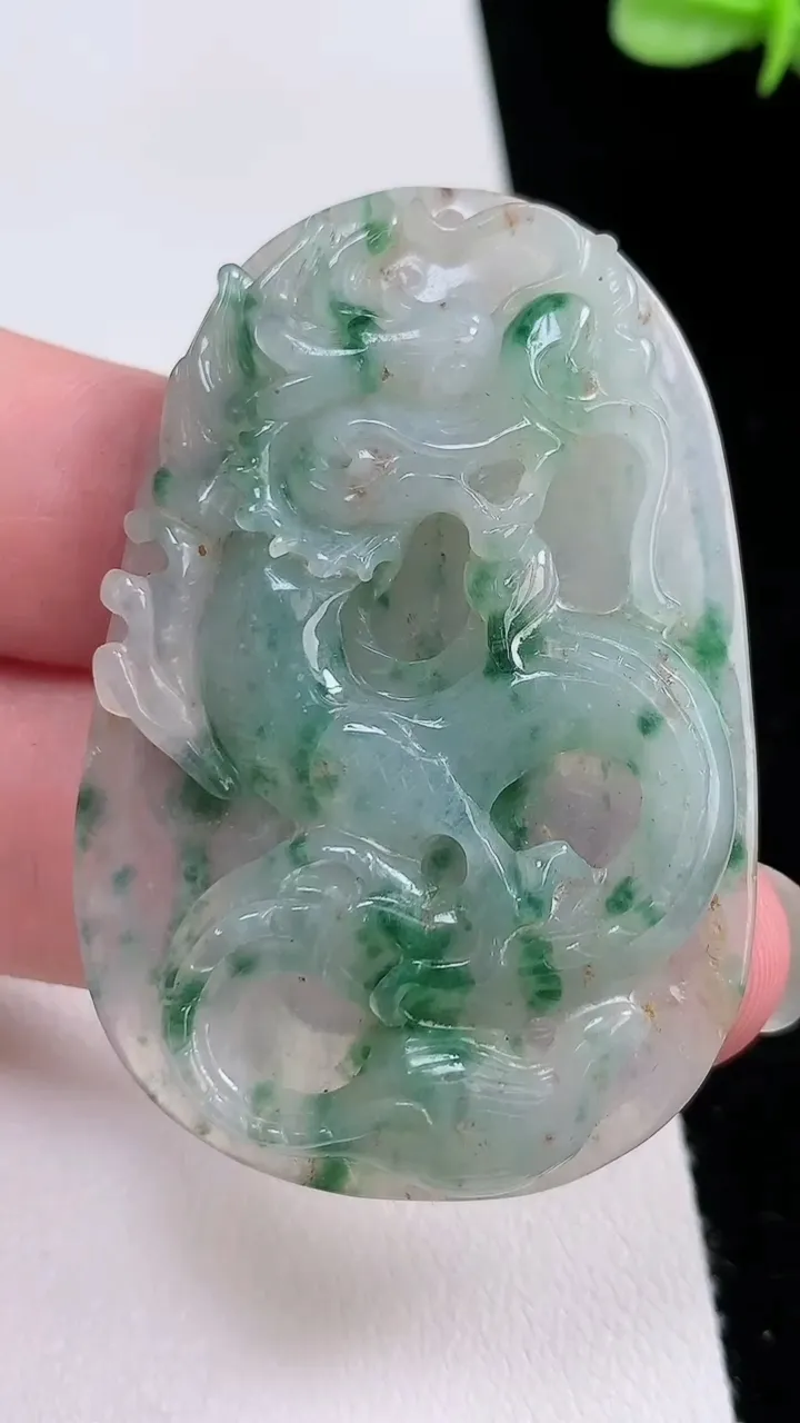 天然A货翡翠飘花龙牌吊坠，尺寸53.7-35.6-7.5，重:23.84g
8月23日