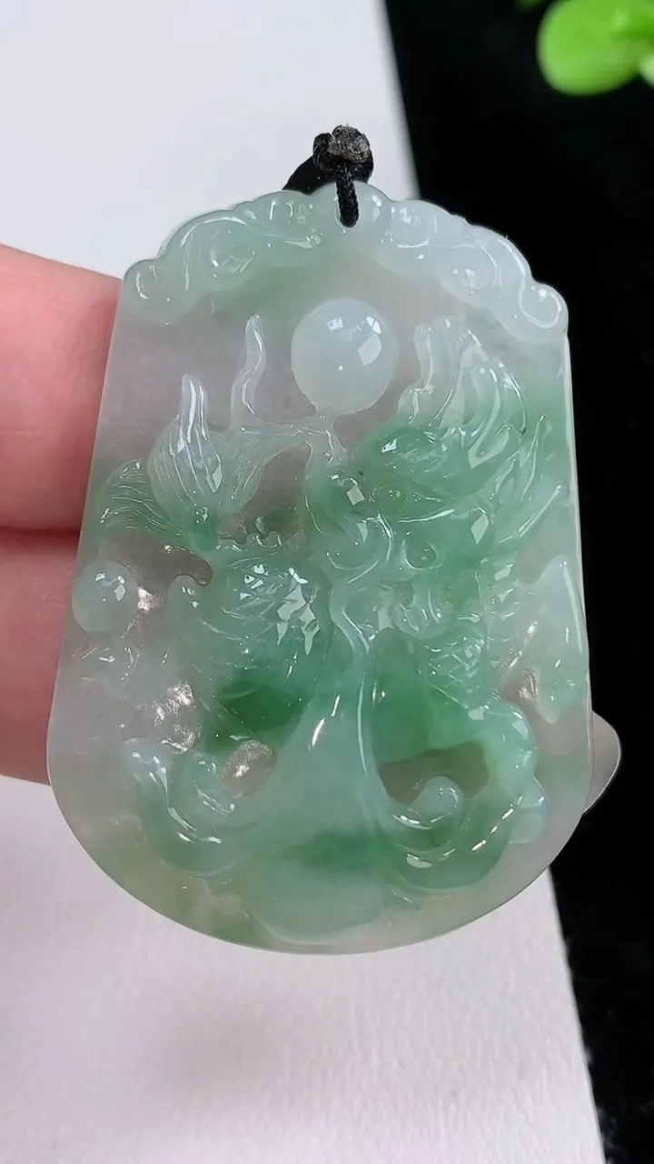 天然A货翡翠麒麟吊坠，尺寸48-34.2-5.5，重量:15.81g
8月23日
